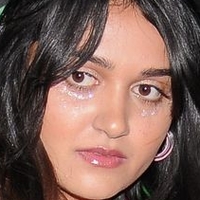 Ariela Barer Desnuda