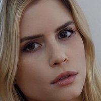 Carlson Young Desnuda