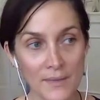 Carrie-Anne Moss Desnuda