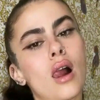 Charlieshe Desnuda