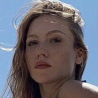 Duygu Özaslan Desnuda