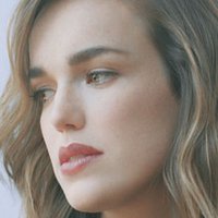Elizabeth Henstridge Desnuda