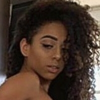 Isis Pequine Desnuda
