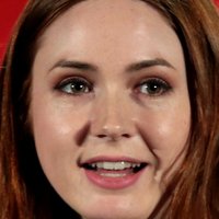 Karen Gillan Desnuda