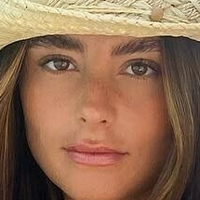 Leah Taylor Desnuda