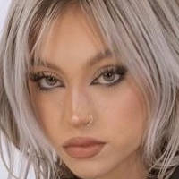 Riley Hubatka Desnuda