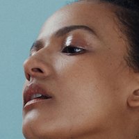 Zindzi Okenyo Desnuda